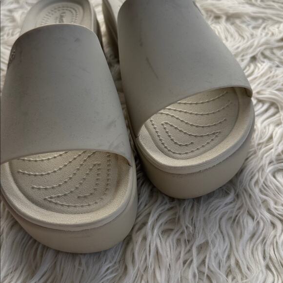 Crocs Brooklyn Slide in Bone - Picture 4 of 12